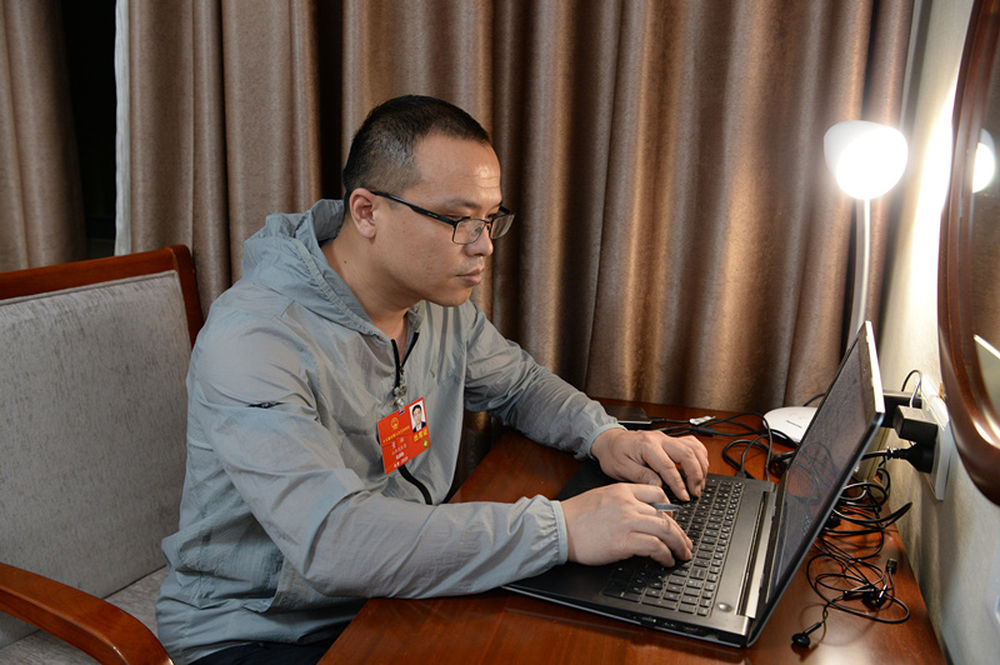 5月21日，全國(guó)人大代表董林在山西代表團(tuán)駐地工作。新華社發(fā)（李聯(lián)軍　攝）