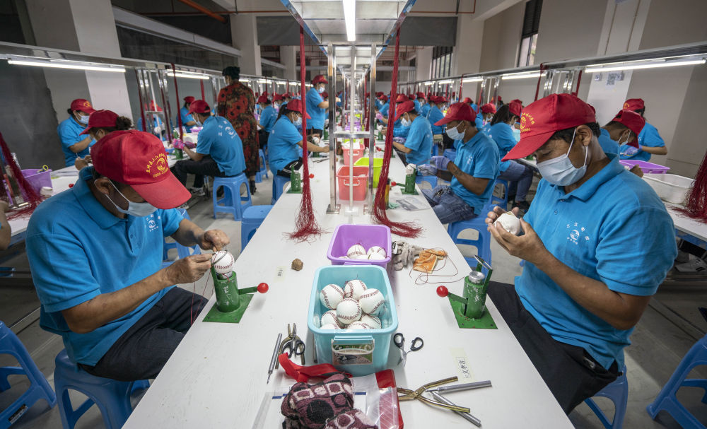 5月14日，云南省怒江傈僳族自治州怒江新城城墻壩易地扶貧安置點(diǎn)棒球工廠的工人在制作棒球。新華社記者　江文耀　攝