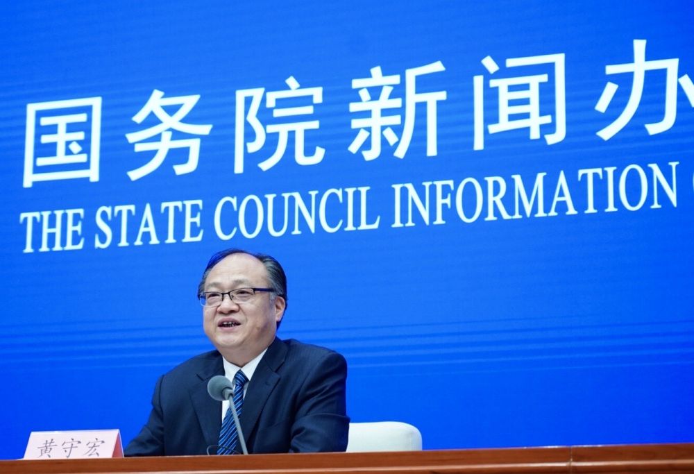 5月22日，國(guó)務(wù)院新聞辦邀請(qǐng)政府工作報(bào)告起草組負(fù)責(zé)人、國(guó)務(wù)院研究室主任黃守宏解讀政府工作報(bào)告有關(guān)情況。新華社記者　陳建力　攝